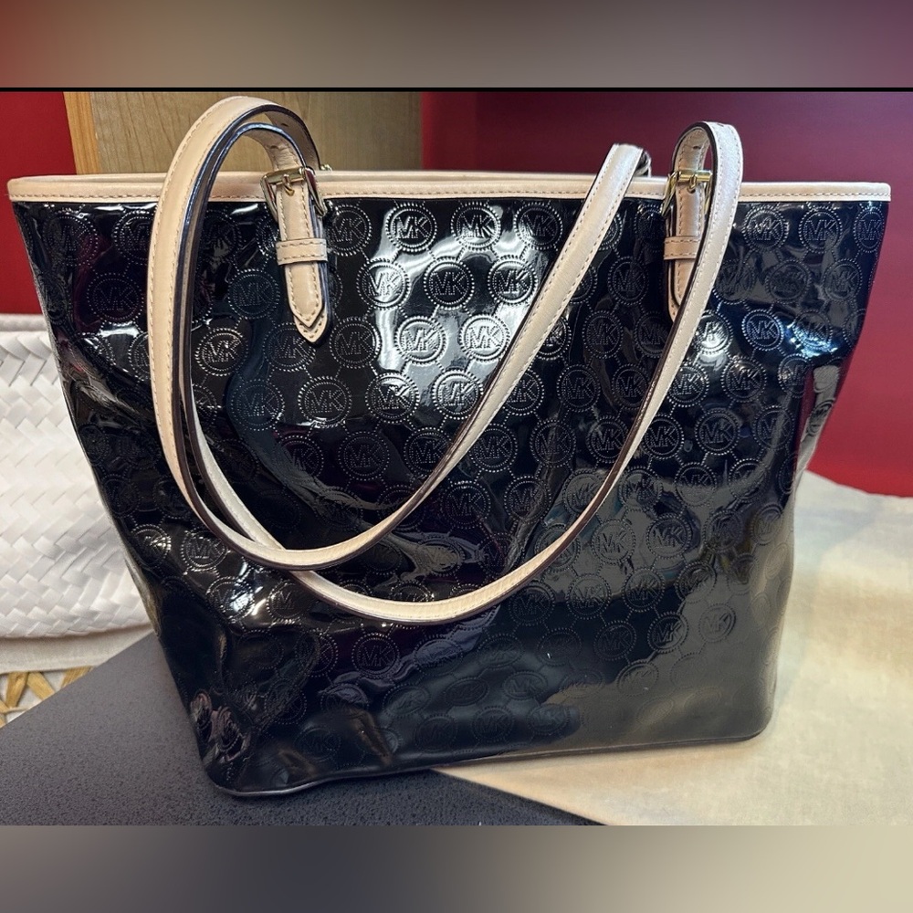 Michael Kors Lg Black Patent Leather Tote With Double Adjustable Beige Handles - Picture 3 of 14